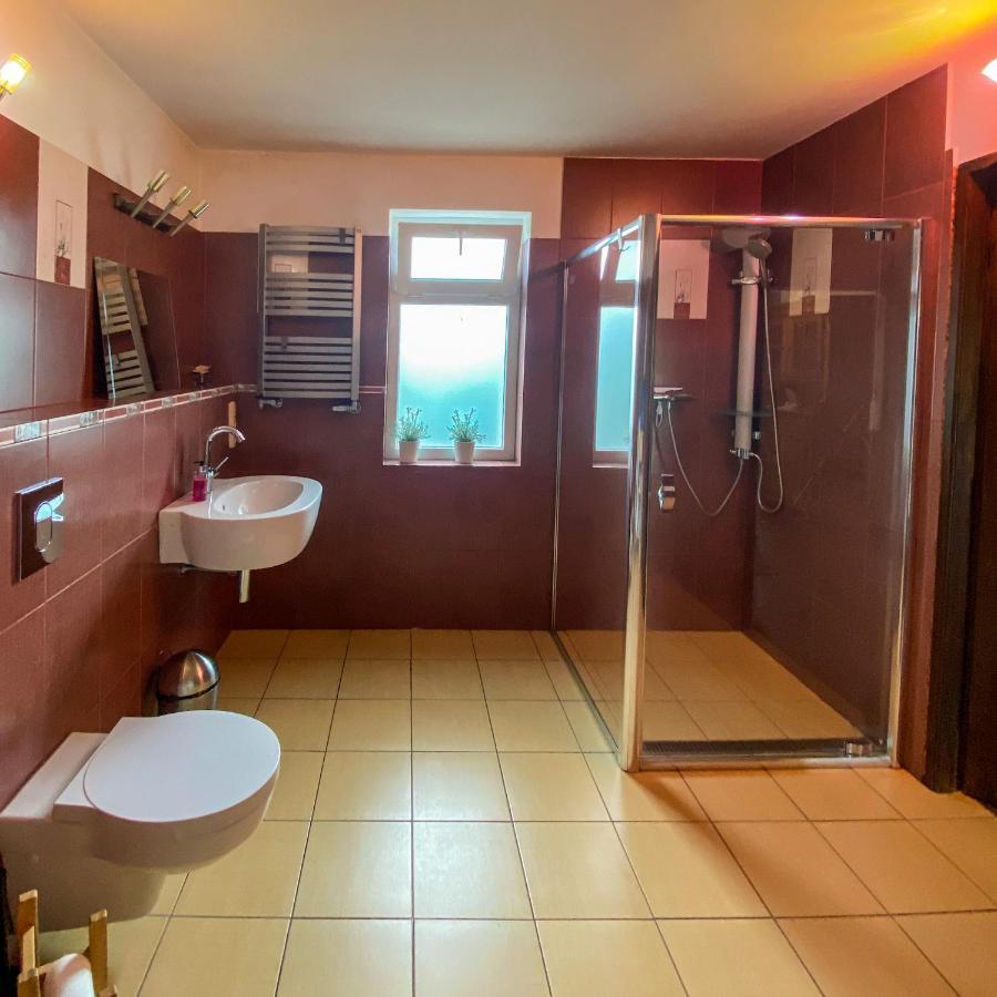 Willa Szymbark - Basen, Sauna, Balia, Jacuzzi, Dom Caloroczny W Szymbarku Esterno foto
